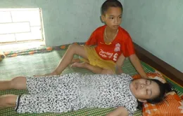 Bố mất sớm, cậu bé 9 tuổi chăm mẹ ung thư