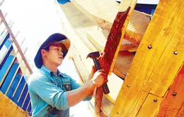 Ngư dân Quảng Ngãi với sáng kiến “mặc áo giáp” cho tàu gỗ