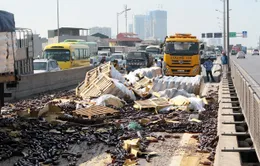 Hà Nội: Lật xe container, hàng trăm két vỏ chai bia đổ tràn ra đường