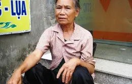 Bà gần 70 tuổi vượt hơn 100km đưa cháu đi thi