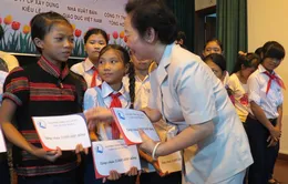 Phó Chủ tịch nước trao học bổng cho trẻ em nghèo hiếu học