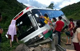 Xe khách bị lật khi đang xuống đèo, nhiều người may mắn thoát nạn