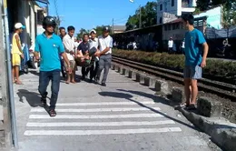 Một phụ nữ thoát chết thần kỳ dù mắc kẹt dưới gầm tàu hỏa
