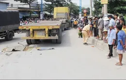 Đi khám bệnh về, hai mẹ con chết thảm dưới gầm xe đầu kéo