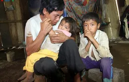 Mẹ bị lũ cuốn trôi, hai trẻ nhỏ bơ vơ nơi núi rừng