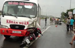 Xe khách vượt ẩu gây tai nạn liên hoàn khiến 3 người bị thương