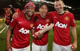 Evra chế nhạo Suarez trong ngày đăng quang