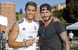 Ronaldo và các đồng đội thi nhau chụp ảnh với Becks