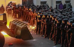 Người biểu tình lái máy ủi áp sát trụ sở Tổng thống Ukraine