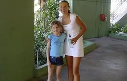 Roland Garros: Năm lên 8, Bouchard từng lon ton xin chữ ký của Sharapova