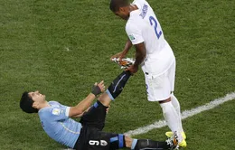 Glen Johnson cao thượng “nắn chân” cho hung thần Suarez