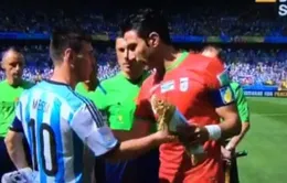 Thủ quân Iran "khôn lỏi" xin áo đấu của Messi sau màn tung đồng xu