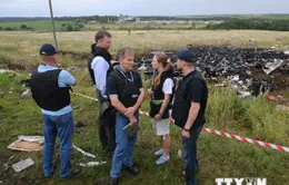 Nhân viên vũ trang Hà Lan, Australia tới bảo vệ hiện trường MH17