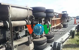 Container lật nhào trên cao tốc Trung Lương gây ùn tắc kéo dài
