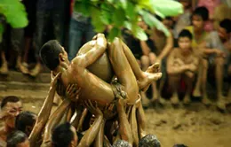 Độc đáo Hội vật cầu nước làng Vân   
