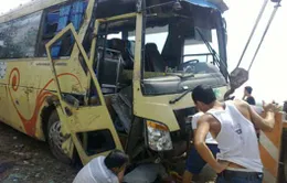 VIDEO: Xe khách lật nhào, 11 Việt kiều thoát chết   