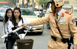 Xử phạt nhiều học sinh đi xe đạp điện không mũ bảo hiểm