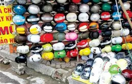 Mũ bảo hiểm nhái vẫn tràn lan  
