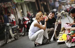 Du khách thích thú với hàng quán vỉa  hè