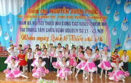 Phó Thủ tướng Nguyễn Xuân Phúc thăm trẻ em nhiễm HIV