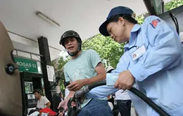 Xăng tăng giá hơn 400 đồng/lít