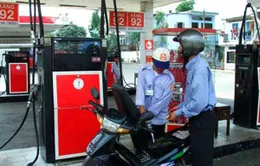 Giá xăng giảm 300 đồng/lít 