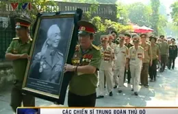 Chiến sĩ Trung đoàn Thủ đô tiễn biệt anh Văn