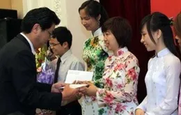100 sinh viên xuất sắc được nhận học bổng FUYO