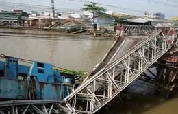 Xe tải 60 tấn làm sập cầu, rơi xuống sông