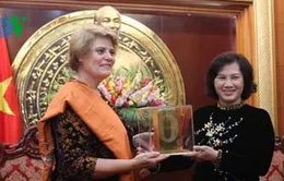 Bà Nguyễn Thị Kim Ngân nhận giải thưởng của UNICEF