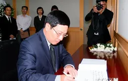 Phó Thủ tướng Phạm Bình Minh viếng nạn nhân vụ chìm phà Sewol 