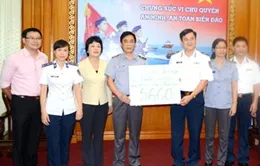 Cộng đồng người Việt ở nước ngoài trao quà ủng hộ Cảnh sát Biển Việt Nam