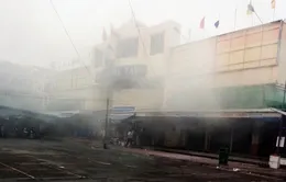 Cháy chợ đêm ở Sài Gòn, nhiều tiểu thương hoảng loạn     