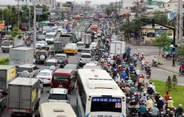 4 ô tô đâm liên hoàn, cửa ngõ TP.HCM ùn tắc 