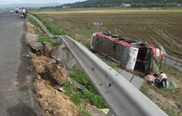 Xe khách lật nhào, 35 người may mắn thoát nạn