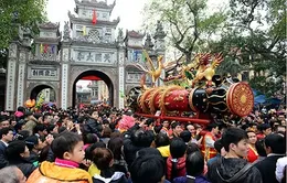 Rước quả pháo 6 mét ở làng Đồng Kỵ