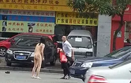Cặp đôi Trung Quốc đánh nhau, "trần trụi" giữa phố