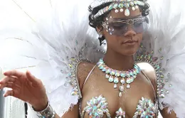 Rihanna dự lễ hội  với bikini "hở gần hết" 