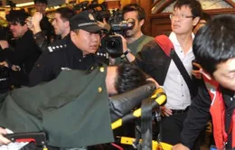 Thân nhân hành khách MH370 ngất xỉu tại buổi bọp báo