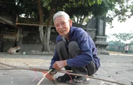 Cụ ông 90 tuổi còng lưng nuôi vợ