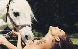 Ảnh ngực trần của Angelina Jolie có giá khởi điểm hơn 1 tỷ đồng