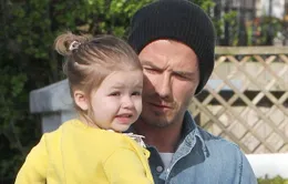 Harper Beckham rạng rỡ dạo phố