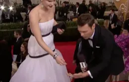 Jennifer Lawrence đánh rơi vòng kim cương trên thảm đỏ Quả cầu vàng