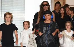 Mẹ con nhà Angelina Jolie khuấy động sân bay Nhật Bản
