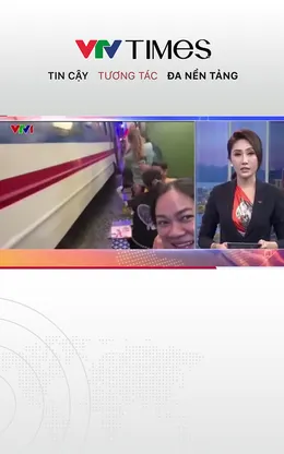 Du khách nước ngoài suýt bị tại nạn khi check - in tại phố cà phế đường tàu