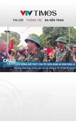    Xúc động giây phút chia tay giữa quân và dân vùng lũ 