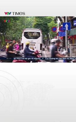 Phố cổ chật chội khi xe du lịch cỡ lớn hoạt động lại