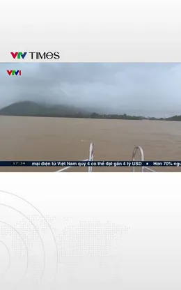 Vận chuyển cứu trợ tới vùng lũ bằng trực thăng