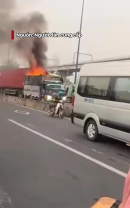 TP. Hồ Chí Minh: Tài xế nhanh trí lái xe đang cháy đến trụ sở cảnh sát nhờ hỗ trợ
