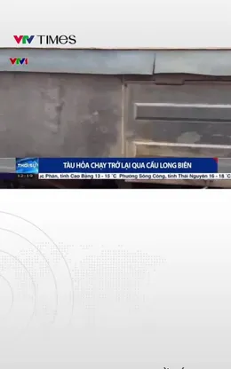 Tàu hỏa chạy trở lại qua cầu Long Biên